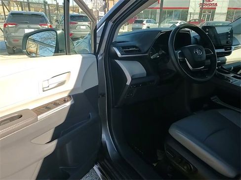 Used 2024 Toyota Sienna XLE image 11