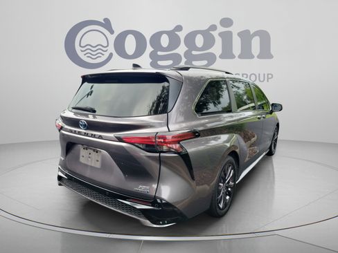Used 2022 Toyota Sienna XSE FWD image 5