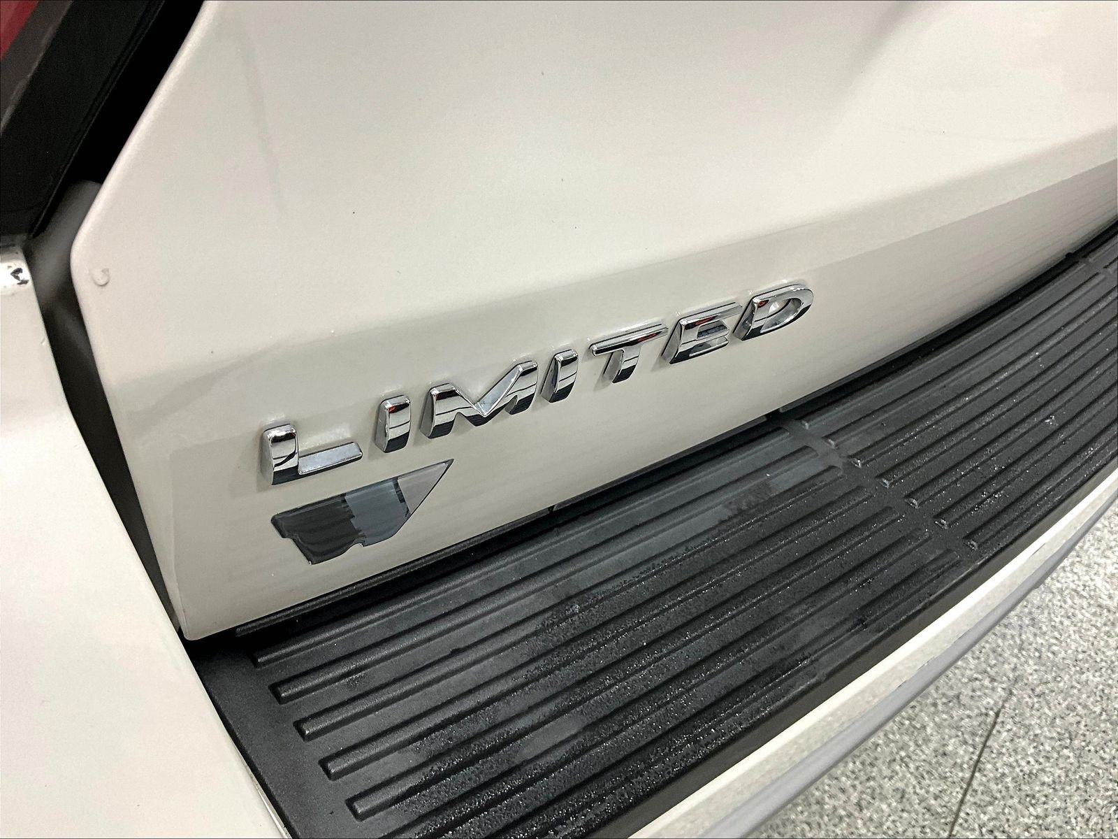 Used 2019 Ford Expedition Limited w/ Equipment Group 302A AWD/4WD image 24