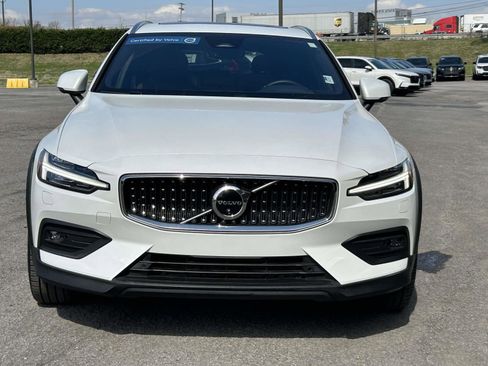 Certified 2025 Volvo V60 B5 Cross Country Plus image 8
