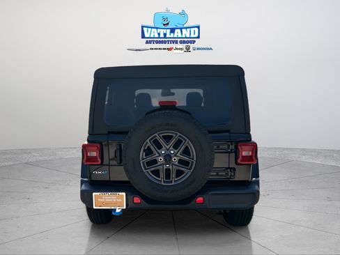 Used 2023 Jeep Wrangler Unlimited Sahara w/ Cold Weather Group AWD/4WD image 4