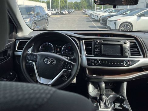 Used 2019 Toyota Highlander LE FWD image 11