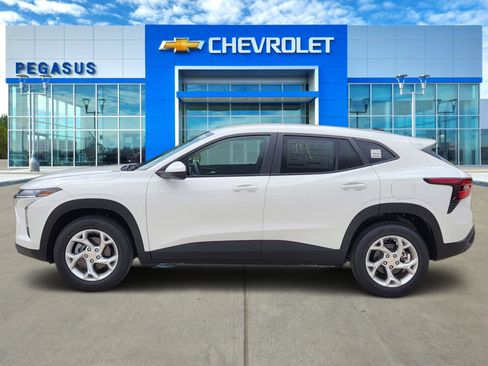 New 2026 Chevrolet Trax LS w/ LS Convenience Package FWD image 3