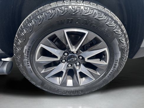 Used 2023 Chevrolet Tahoe Z71 w/ Luxury Package AWD/4WD image 9