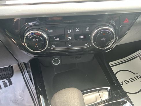 Used 2025 Chevrolet Trax LT w/ LT Convenience Package FWD image 18