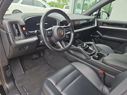 Used 2024 Porsche Cayenne w/ Premium Package AWD/4WD image 37