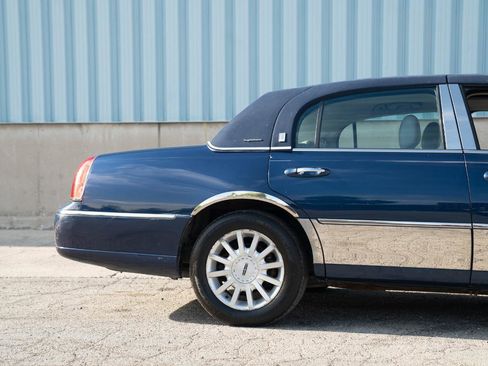 Used 2007 Lincoln Town Car Signature RWD image 12