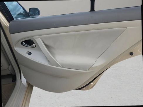 Used 2010 Toyota Camry LE image 16