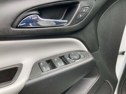 Used 2021 Chevrolet Equinox LS image 18