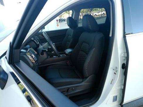 Used 2024 Nissan Pathfinder SV image 14