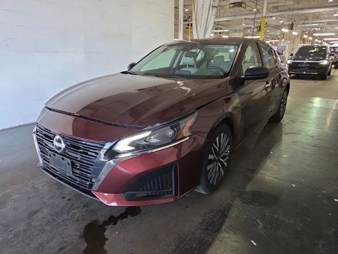 Used 2025 Nissan Altima 2.5 SV image 2