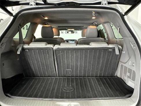 Used 2017 Toyota Highlander Limited image 6