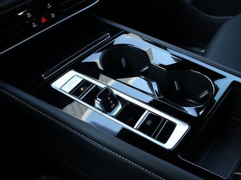 Used 2025 Volkswagen Atlas Cross Sport SE image 17