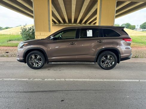 Used 2017 Toyota Highlander Limited Platinum FWD image 6
