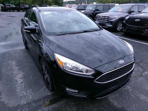 Used 2016 Ford Focus SE w/ SE Sport Package FWD image 2
