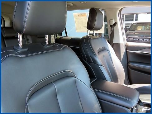 Used 2023 Jeep Grand Cherokee L Limited AWD/4WD image 9