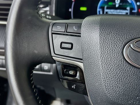 Used 2025 Toyota Camry SE w/ Convenience Package image 16