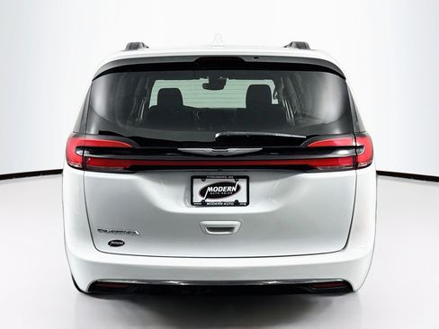 Used 2022 Chrysler Pacifica Touring-L FWD image 10