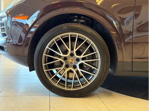 Used 2022 Porsche Cayenne Platinum Edition image 8