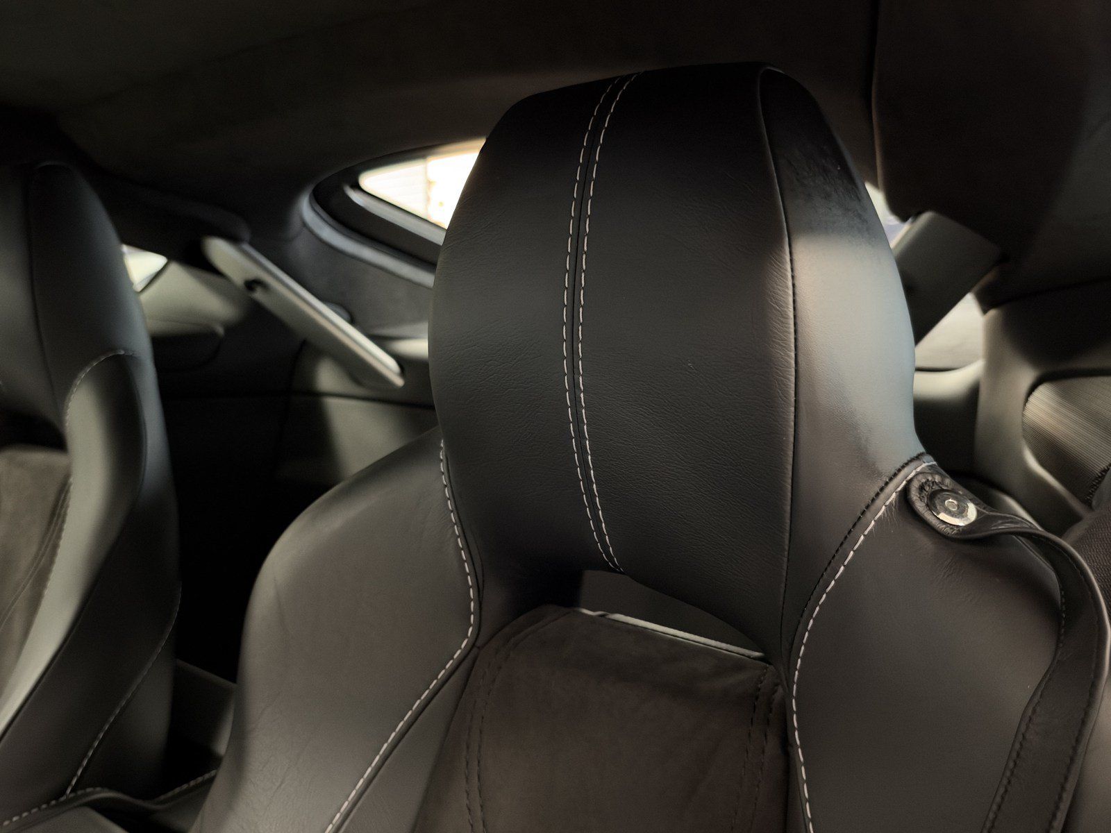 Used 2011 Aston Martin V12 Vantage Carbon Black RWD image 33