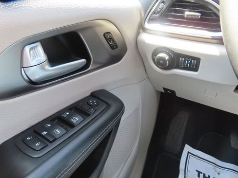 Used 2024 Chrysler Pacifica Touring-L FWD image 32