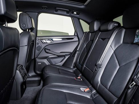 Certified 2025 Porsche Macan image 17