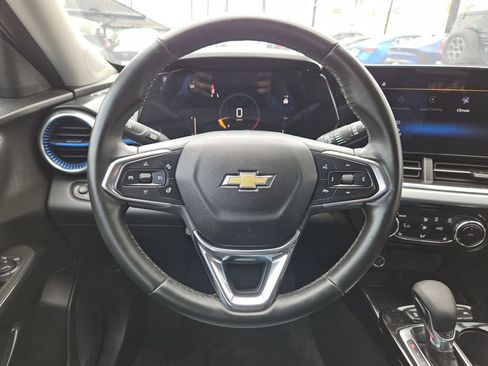 Used 2025 Chevrolet Trax LT w/ LT Convenience Package FWD image 24