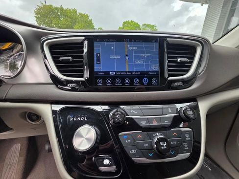 Used 2017 Chrysler Pacifica Touring-L FWD image 23