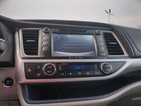 Used 2017 Toyota Highlander XLE image 11