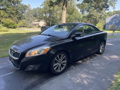 Used 2011 Volvo C70 T5 w/ Convenience Pkg image 2