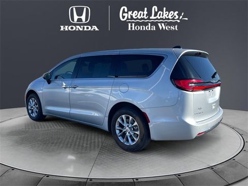 Used 2023 Chrysler Pacifica Touring-L image 3