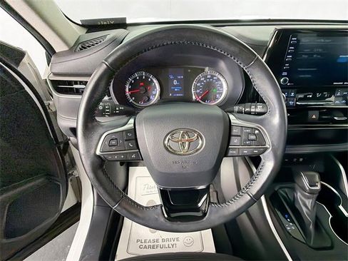 Used 2021 Toyota Highlander LE image 11