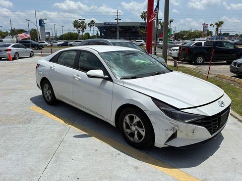 Used 2021 Hyundai Elantra SE FWD image 4