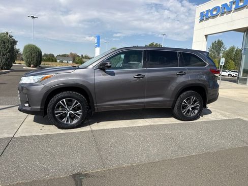 Used 2018 Toyota Highlander Plus AWD/4WD image 11