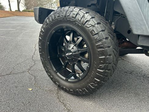 Used 2015 Jeep Wrangler Unlimited Rubicon w/ Connectivity Group AWD/4WD image 10