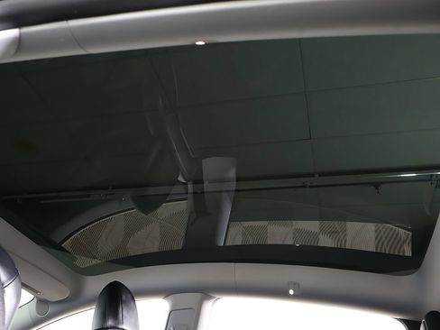 Used 2021 Tesla Model Y Long Range AWD/4WD image 22