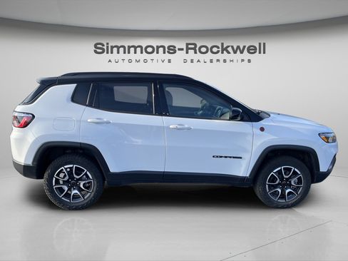 Used 2025 Jeep Compass Trailhawk AWD/4WD image 8