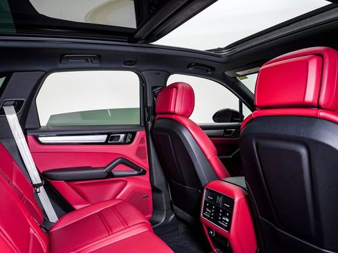 Certified 2023 Porsche Cayenne Platinum Edition image 16