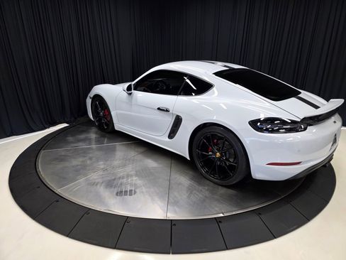 Used 2017 Porsche 718 Cayman RWD image 10