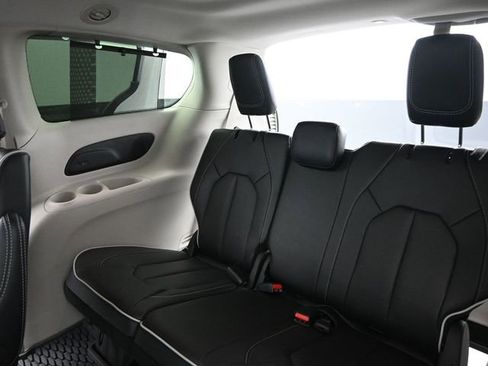 Used 2024 Chrysler Pacifica Limited w/ Trailer Tow Group image 17