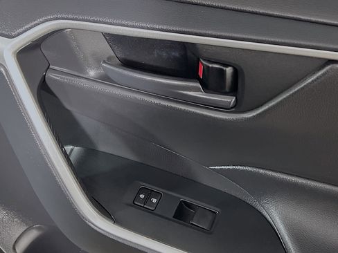 Used 2021 Toyota RAV4 LE image 32