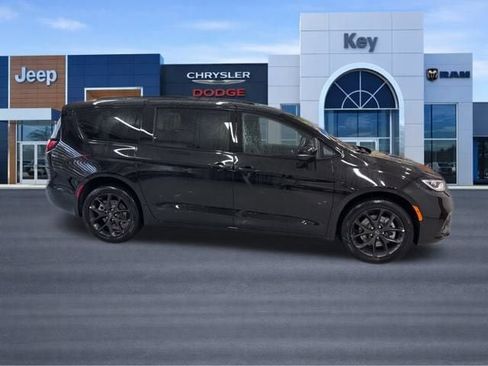 New 2026 Chrysler Pacifica Select w/ S Appearance Package image 8