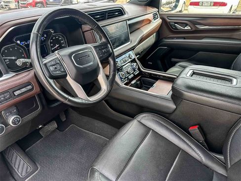 Used 2021 GMC Yukon XL Denali w/ Denali Premium Package image 12