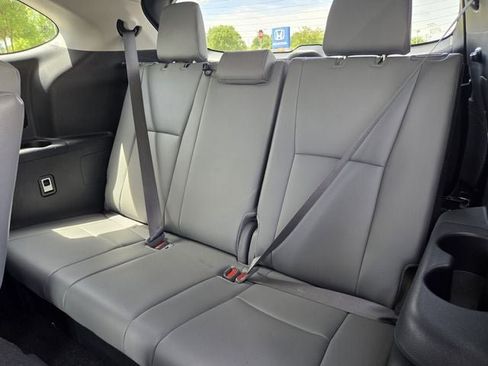 Used 2024 Toyota Highlander XLE FWD image 16
