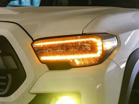 Used 2018 Toyota Tacoma SR5 RWD image 7