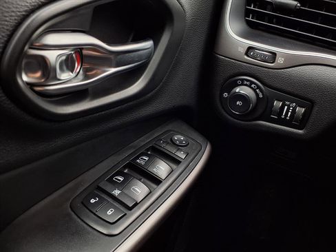 Used 2019 Jeep Cherokee Latitude Plus w/ Cold Weather Group image 22