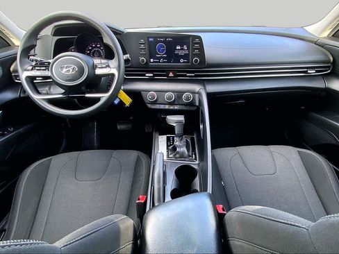 Used 2021 Hyundai Elantra SE FWD image 16