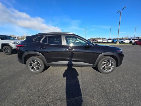 Used 2025 Chevrolet Trax LT w/ LT Convenience Package image 2