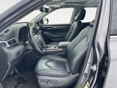 Used 2024 Toyota Highlander Limited image 9
