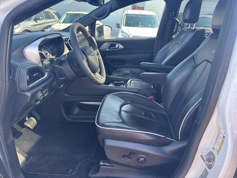 Used 2025 Chrysler Pacifica Limited image 17